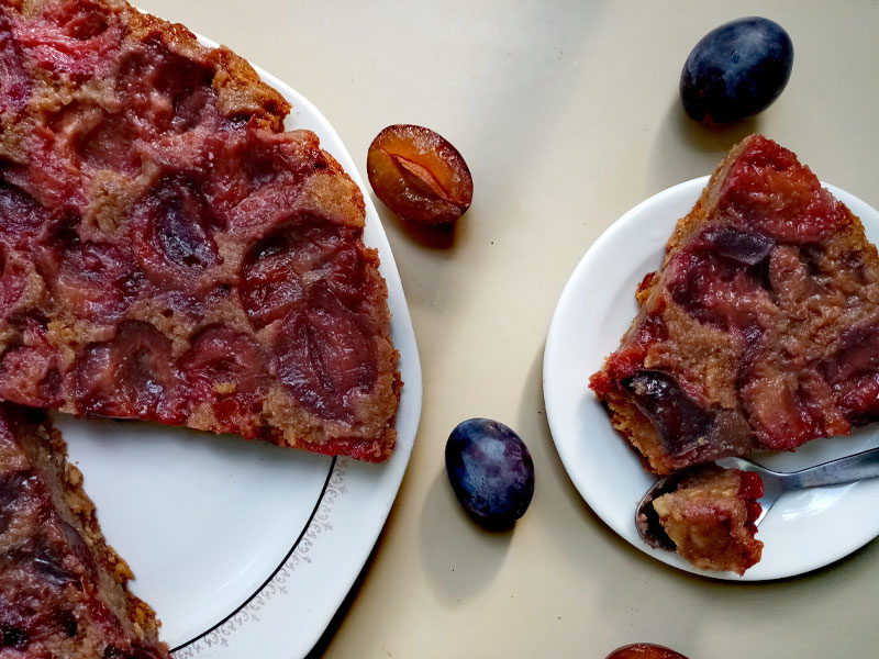 Sočni kolač od šljiva i jabuka