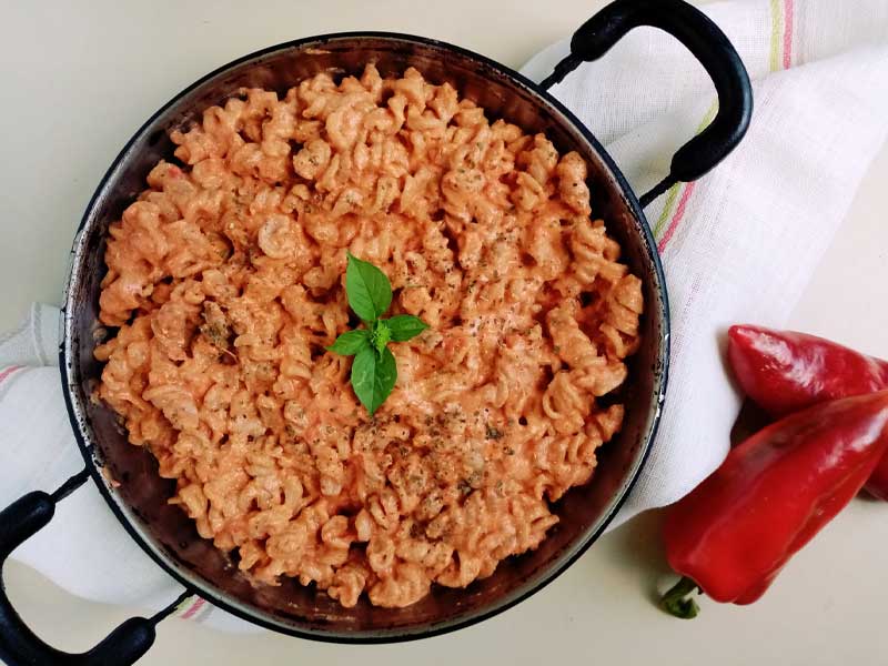 Pasta u sosu od pečenih paprika