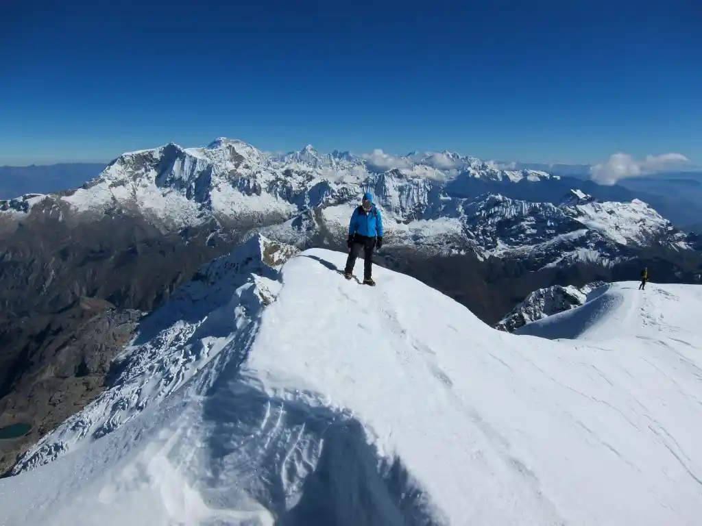 Saša Đorđević Angikar osvaja vrh Toclaraju 6033m